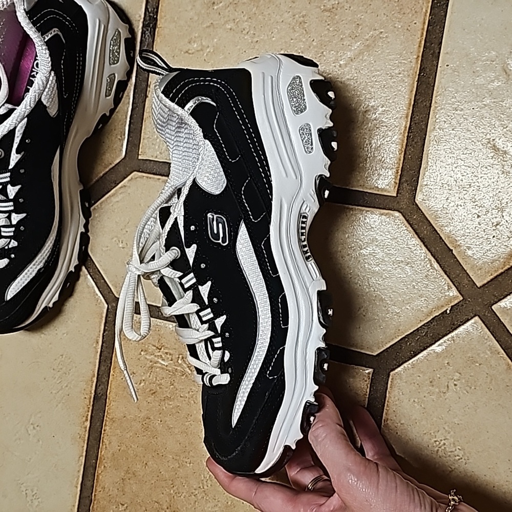 Sketchers Memory Foam Size 7 In Black And White. … - image 2